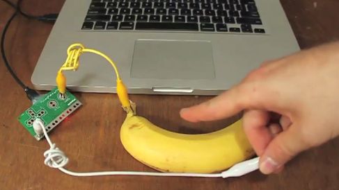 Styr dataspillet med en banan